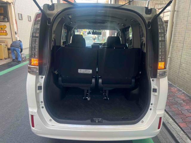 ヴォクシー ハイブリッドＶ　ｘ９　アルパインナビ　ドライブレコーダー　ＥＴＣ　オートクルーズコントロール　両側電動スライドドア　ＬＥＤヘッドランプ　スマートキー　シートヒーター　３列シート　ＣＶＴ　アルミホイール（20枚目）