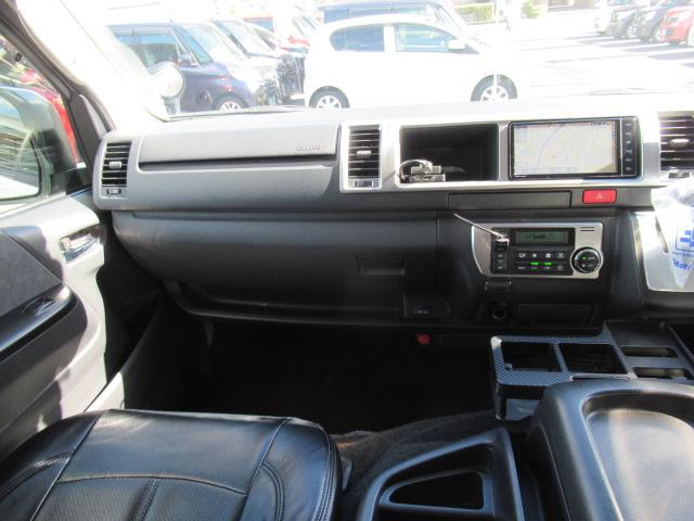 ハイエースワゴン ＧＬ　純正ＳＤナビ　フルセグ　パノラビックビューモニター　Ｂｌｕｅｔｏｏｔｈ　スマートキー　パワースライド　デジタルインナーミラー　ＬＥＤヘッドライト　フォグ　プリクラッシュセーフティ　１０人乗　１オーナー（17枚目）