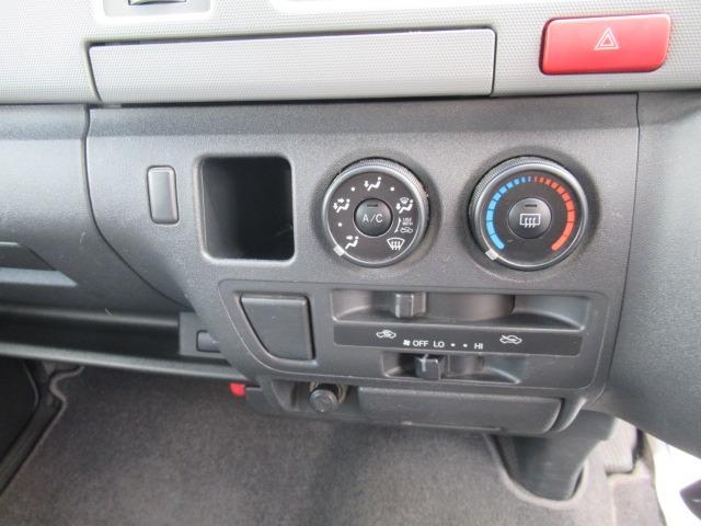 ハイエースバン ロングDX 走行4万キロ台 Bluetooth対応フルセグナビ バックカメラ ETC ドライブレコーダー 積載量1000キロ 両側スライドドア 集中ドアロック 1オーナー車 6人乗り 車検整備 保証付き(22枚目)