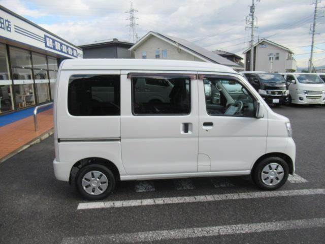 ハイゼットカーゴ クルーズ　純正ＡＭ／ＦＭラジオ　キーレス　パートタイム４ＷＤ　ハイルーフ　電動格納ミラー　プライバシーガラス　タイミングチェーン　乗車定員２／４人　積載量３５０／２５０ｋｇ　車検Ｒ８年１１月　ＯＢＤ診断済（9枚目）