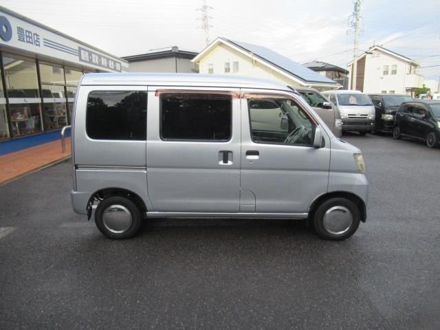 ハイゼットカーゴ クルーズ　社外ＳＤナビ　フルセグ　ハイルーフ　集中ドアロック　Ｗエアバック　全席ＰＷ　電動格納ミラー　ＥＴＣ　タイミングチェーン　乗車定員２／４人　積載量３５０／２５０ｋｇ　車検Ｒ８年１２月迄（9枚目）