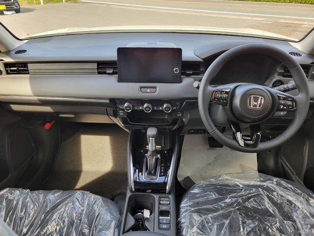 ヴェゼル ｅ：ＨＥＶＺ　Ｈｏｎｄａ　ＣＯＮＮＥＣＴディスプレー　Ｂｌｕｅｔｏｏｔｈ接続　ＥＴＣ２．０　ワイヤレス充電器　運転席＆助手席シートヒーター　パワーテールゲート　ブラインドスポットインフォメーション（3枚目）