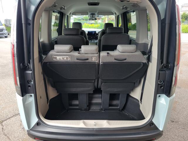 ステップワゴン ｅ：ＨＥＶエアーＥＸ　９インチＨｏｎｄａ　ＣＯＮＮＥＣＴナビ　マルチビューカメラ　Ｂｌｕｅｔｏｏｔｈ接続　純正ＥＴＣ　パワーテールゲート　運転席＆助手席シートヒーター　２列目オットマン　ブラインドスポットインフォメーション（17枚目）