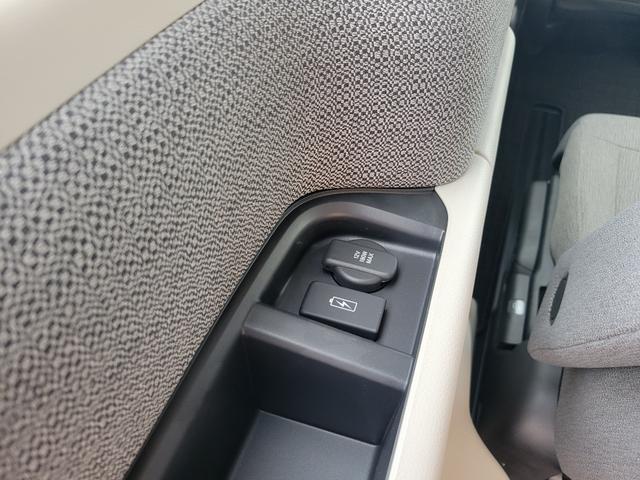 ステップワゴン ｅ：ＨＥＶエアーＥＸ　９インチＨｏｎｄａ　ＣＯＮＮＥＣＴナビ　マルチビューカメラ　Ｂｌｕｅｔｏｏｔｈ接続　純正ＥＴＣ　パワーテールゲート　運転席＆助手席シートヒーター　２列目オットマン　ブラインドスポットインフォメーション（47枚目）