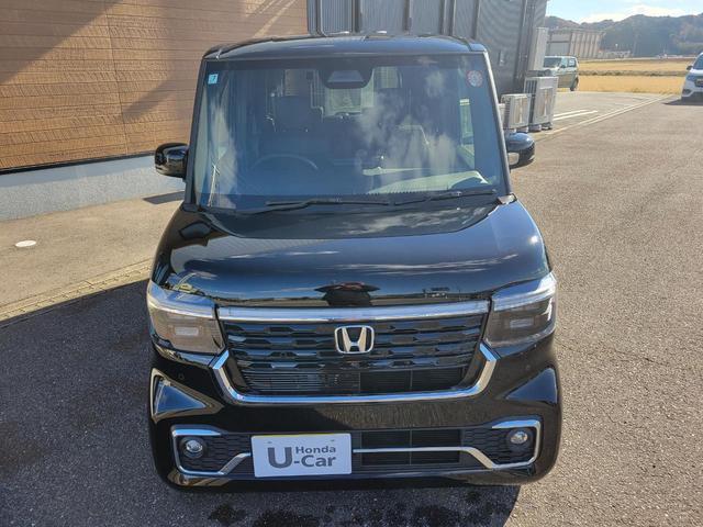 Ｎ－ＢＯＸカスタム ターボ　９インチＨｏｎｄａＣＯＮＮＥＣＴナビ　Ｂｌｕｅｔｏｏｔｈ接続　ＬＥＤフォグライト　純正音声ＥＴＣ　運転席＆助手席シートヒーター　オートリトラミラー　両側パワースライドドア　革巻ステアリング（9枚目）