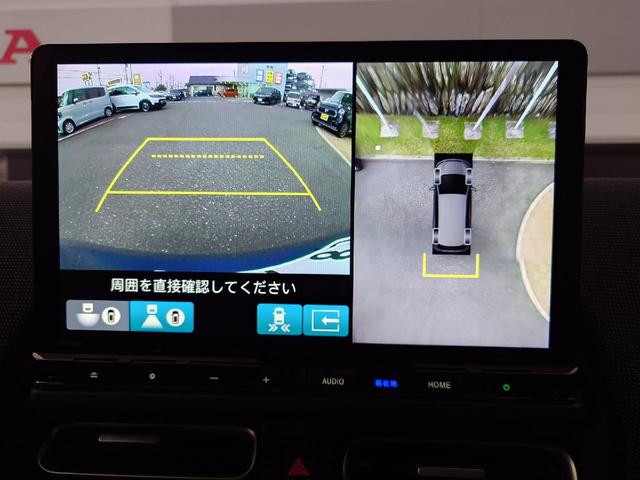 【全方位型モニター】クルマを上空から見下ろしているかのように、直感的に周囲の状況を把握できる全方位型モニター。狭い場所での駐車でも周囲が映像で確認できます。