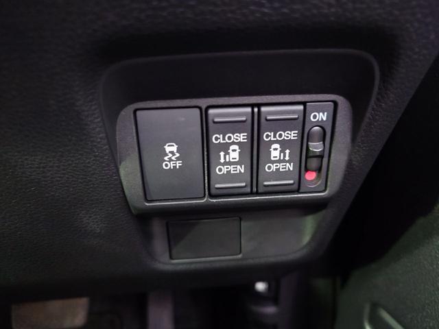 両側電動スライドドア装備！運転席よりボタン一つで開閉可能でございます。