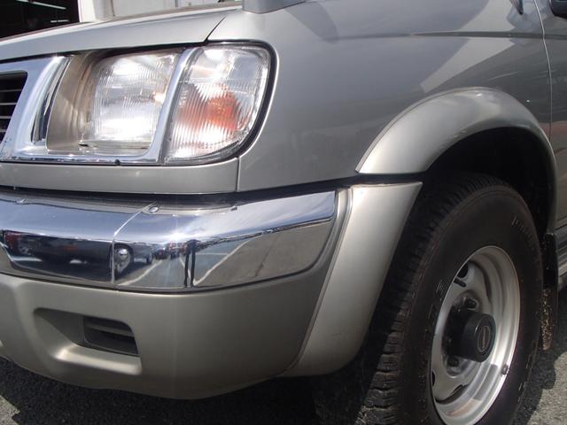 ダットサンピックアップ ダブルキャブ　ＡＸ★ロング★ワンオーナー★５速ＭＴ★４ＷＤ★　走行１万キロ★４ドア★５人乗り★禁煙車★オーバーフェンダースタイル★ドライブレコーダー★サイドステップ★メッキバンパー★エアバック★ＡＢＳ★マッドフラップ★荷台マット★オートＡＣ★キーレス（27枚目）