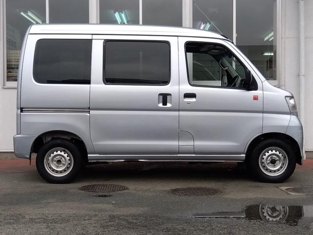 ハイゼットカーゴ デラックス５５ｔｈアニバーサリーゴールドエディション★４ＷＤ　バックカメラ　ハイルーフ　切替４ＷＤ　両側スライドドア　ＥＴＣ　キーレス　パワーウィンドウ　オーバーヘッドシェルフ　車検Ｒ９年２月迄　試乗出来ます　オートマチック（7枚目）