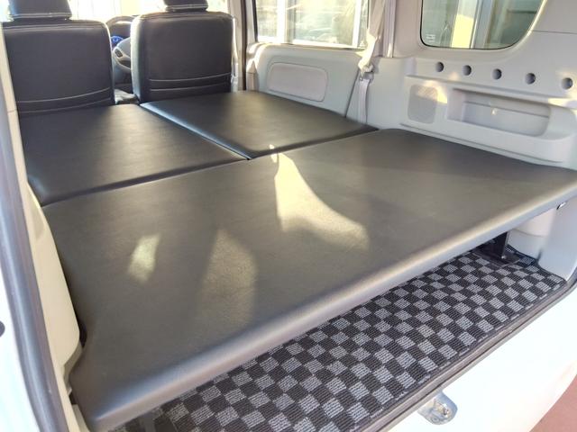 エブリイワゴン ＰＺターボ４ＷＤ★パワースライド★３５ＭＭリフトアップ★　★プラスラインバンパー★スキッドプレート★アルミホイール★Ｍ／Ｔタイヤ★黒革調シート★８型ナビ★フルセグ★バックカメラ★ベッドキット★リフトアップ★パワスラ★ＨＩＤライト★ＬＥＤフォグ★社外マフラー★（33枚目）