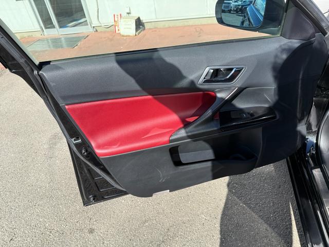 ★トヨタセーフティーセンス★スマートキー★プッシュスタート★ハーフレザーシート★アダプティブクルーズコントロール★パドルシフト★ＬＥＤ／オートライト★フォグ★ステアリングスイッチ★純正メッキホイール★