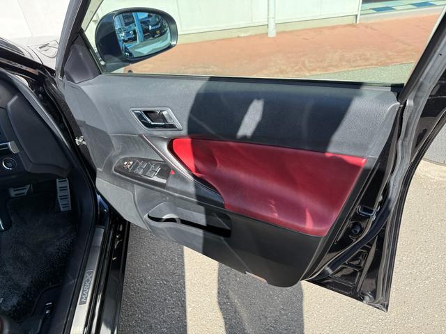 ★トヨタセーフティーセンス★スマートキー★プッシュスタート★ハーフレザーシート★アダプティブクルーズコントロール★パドルシフト★ＬＥＤ／オートライト★フォグ★ステアリングスイッチ★純正メッキホイール★