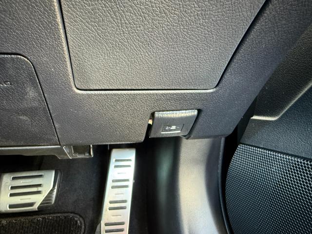 ★トヨタセーフティーセンス★スマートキー★プッシュスタート★ハーフレザーシート★アダプティブクルーズコントロール★パドルシフト★ＬＥＤ／オートライト★フォグ★ステアリングスイッチ★純正メッキホイール★