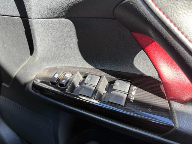 ★トヨタセーフティーセンス★スマートキー★プッシュスタート★ハーフレザーシート★アダプティブクルーズコントロール★パドルシフト★ＬＥＤ／オートライト★フォグ★ステアリングスイッチ★純正メッキホイール★