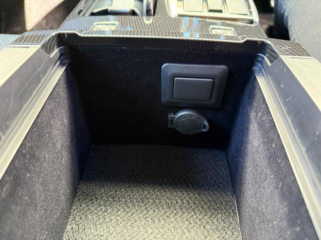 ★トヨタセーフティーセンス★スマートキー★プッシュスタート★ハーフレザーシート★アダプティブクルーズコントロール★パドルシフト★ＬＥＤ／オートライト★フォグ★ステアリングスイッチ★純正メッキホイール★