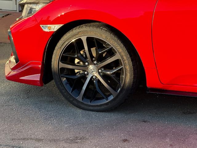 シビック ハッチバック★６ＭＴ★ＶＴＥＣターボ★無限ＬＥＤテールランプ　ハーフレザーシート　ＬＥＤライト　純正フルエアロ　シートヒーター　純正１８インチアルミ　ホンダセンシング　バックカメラ　スマートキー　ビルトインＥＴＣ２．０　地デジＴＶ　パワーシート　６速ＭＴターボ（28枚目）