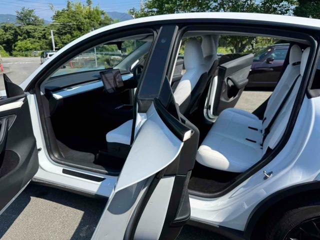 モデルＹ ＲＷＤ　ＥＴＣ　バックカメラ　サイドカメラ　クリアランスソナー　オートクルーズコントロール　レーンアシスト　衝突被害軽減システム　サンルーフ　ナビ　ＴＶ　ＬＥＤヘッドランプ　電動リアゲート　アルミホイール（12枚目）