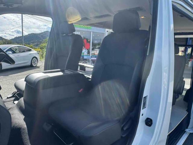 キャラバン 　４ＷＤ　ビルトインＥＴＣ　アラウンドビューモニター　ブラックレザーシート　クリアランスソナー　両側スライドドア　純正ディスプレイオーディオ　ＬＥＤヘッドランプ　純正１５インチアルミホイール　ＥＳＣ（11枚目）