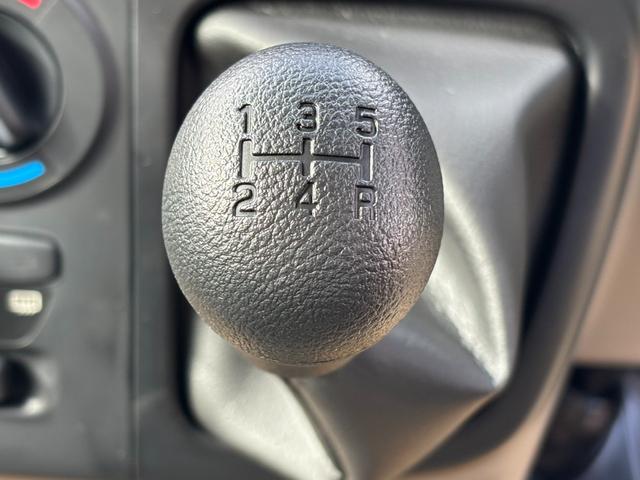 ミニキャブバン Ｅ　ハイルーフ・５ＭＴ・４ＷＤ・届出済未使用車・パーキングセンサー・ＡＭ／ＦＭラジオ・エアコン・パワステ・スライドドア・フルフラットシート・両席エアバッグ・オートライト・シガーソケット（13枚目）