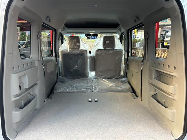 リアシートは折りたためばさらに積載スペースが拡大！！