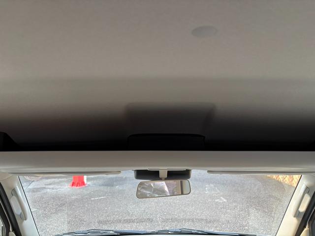 ルーフコンソール付きで仕事での荷物や書類も収納楽々！
