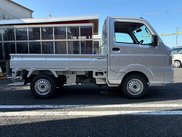 ミニキャブトラック M 5MT・4WD・届出済未使用車・キャリィトラックOEM・キーレス・パワーウインドウ・リアパーキングセンサー・オートライト・エアコン・パワステ・AM/FMラジオ・両席エアバッグ・三方開・シガーソケット(22枚目)