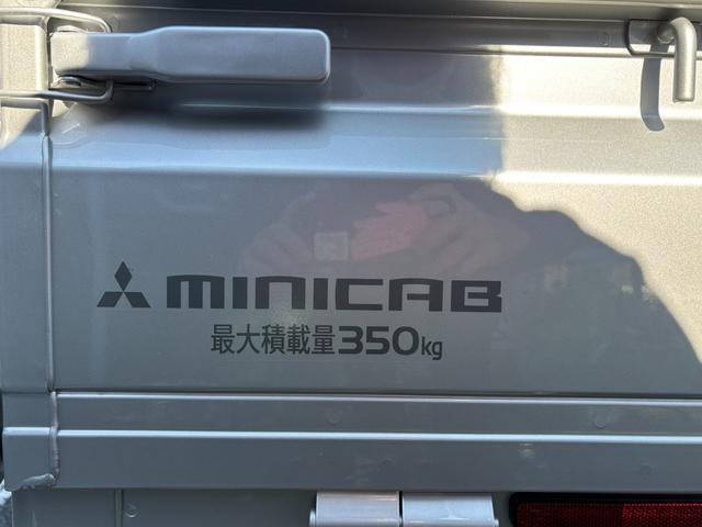 ミニキャブトラック M 5MT・4WD・届出済未使用車・キャリィトラックOEM・キーレス・パワーウインドウ・リアパーキングセンサー・オートライト・エアコン・パワステ・AM/FMラジオ・両席エアバッグ・三方開・シガーソケット(23枚目)