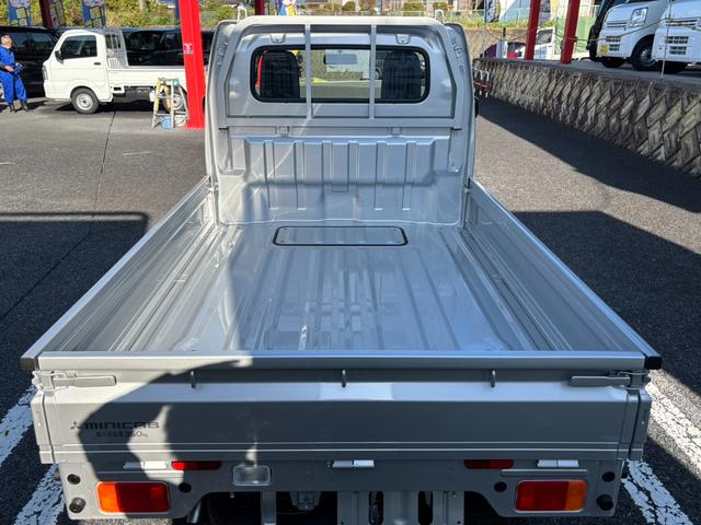 ミニキャブトラック M 5MT・4WD・届出済未使用車・キャリィトラックOEM・キーレス・パワーウインドウ・リアパーキングセンサー・オートライト・エアコン・パワステ・AM/FMラジオ・両席エアバッグ・三方開・シガーソケット(24枚目)