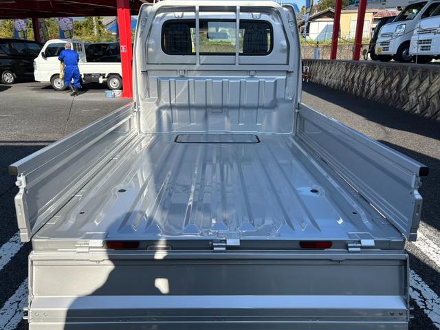 ミニキャブトラック M 5MT・4WD・届出済未使用車・キャリィトラックOEM・キーレス・パワーウインドウ・リアパーキングセンサー・オートライト・エアコン・パワステ・AM/FMラジオ・両席エアバッグ・三方開・シガーソケット(25枚目)