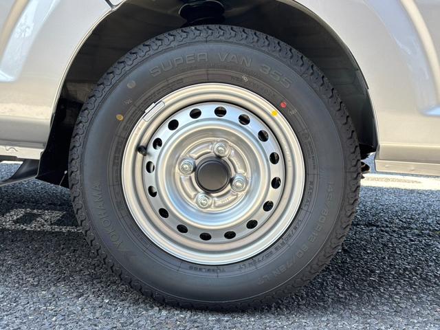 ミニキャブトラック M 5MT・4WD・届出済未使用車・キャリィトラックOEM・キーレス・パワーウインドウ・リアパーキングセンサー・オートライト・エアコン・パワステ・AM/FMラジオ・両席エアバッグ・三方開・シガーソケット(35枚目)