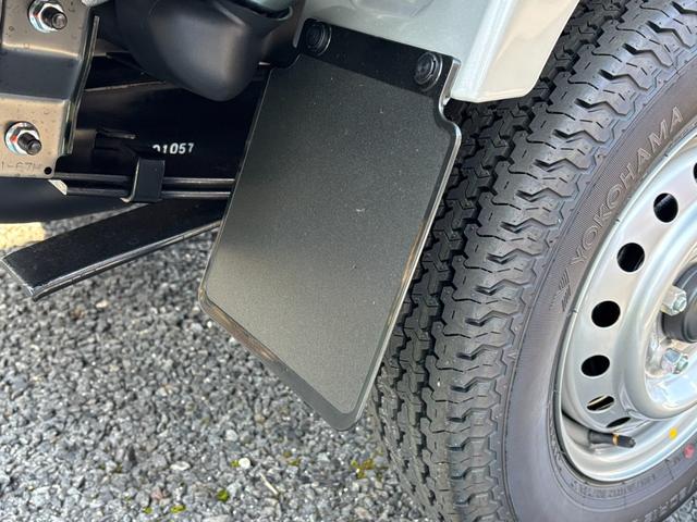 ミニキャブトラック M 5MT・4WD・届出済未使用車・キャリィトラックOEM・キーレス・パワーウインドウ・リアパーキングセンサー・オートライト・エアコン・パワステ・AM/FMラジオ・両席エアバッグ・三方開・シガーソケット(40枚目)