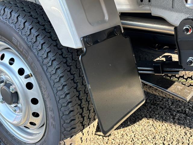 ミニキャブトラック M 5MT・4WD・届出済未使用車・キャリィトラックOEM・キーレス・パワーウインドウ・リアパーキングセンサー・オートライト・エアコン・パワステ・AM/FMラジオ・両席エアバッグ・三方開・シガーソケット(41枚目)