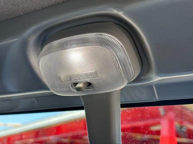 ミニキャブトラック M 5MT・4WD・届出済未使用車・キャリィトラックOEM・キーレス・パワーウインドウ・リアパーキングセンサー・オートライト・エアコン・パワステ・AM/FMラジオ・両席エアバッグ・三方開・シガーソケット(44枚目)