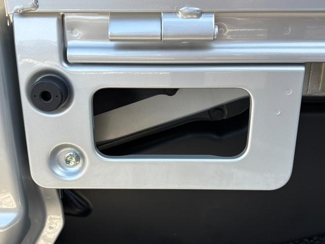 ミニキャブトラック M 5MT・4WD・届出済未使用車・キャリィトラックOEM・キーレス・パワーウインドウ・リアパーキングセンサー・オートライト・エアコン・パワステ・AM/FMラジオ・両席エアバッグ・三方開・シガーソケット(56枚目)