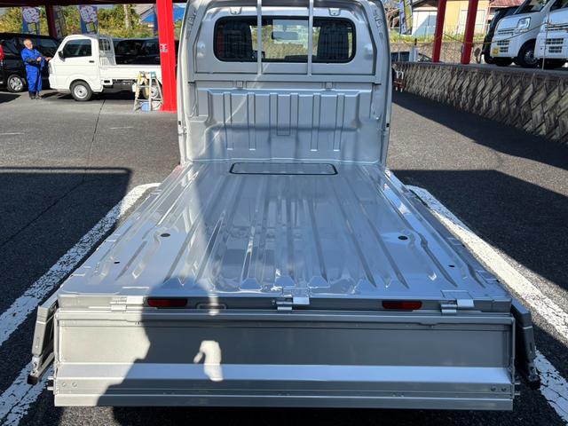 ミニキャブトラック M 5MT・4WD・届出済未使用車・キャリィトラックOEM・キーレス・パワーウインドウ・リアパーキングセンサー・オートライト・エアコン・パワステ・AM/FMラジオ・両席エアバッグ・三方開・シガーソケット(79枚目)