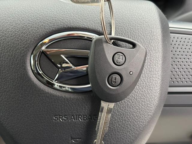 ハイゼットカーゴ クルーズ　パートタイム４ＷＤ・５ＭＴ・届出済未使用車・スマートアシスト・パワーウインドウ（前）・電動格納ミラー・キーレス・オートライト・フルフラット・シガーソケット（16枚目）