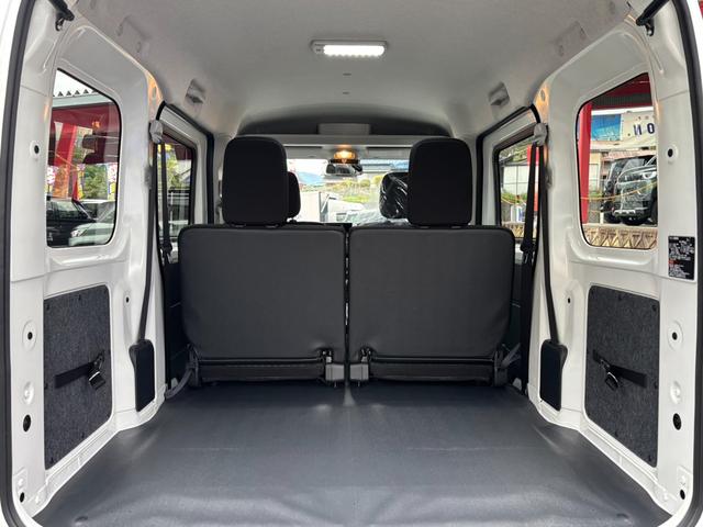 ハイゼットカーゴ クルーズ　パートタイム４ＷＤ・５ＭＴ・届出済未使用車・スマートアシスト・パワーウインドウ（前）・電動格納ミラー・キーレス・オートライト・フルフラット・シガーソケット（79枚目）