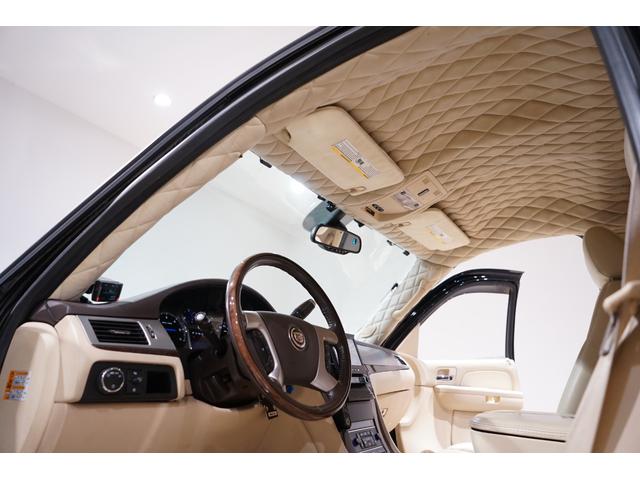 キャデラックエスカレード ＥＳＶ／ＲｉｔｚＤｅｓｉｇｎリムジン／フルカスタム／　電動パーテーション／リア２シート／オットマン／Ｓｅｂｒｉｎｇ４本出しマフラー／ダイヤステッチアルカンターラルーフ／アイボリー革シート／サンルーフ／オートサイドステップ（42枚目）