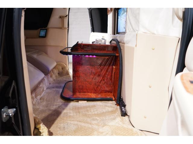 キャデラックエスカレード ＥＳＶ／ＲｉｔｚＤｅｓｉｇｎリムジン／フルカスタム／　電動パーテーション／リア２シート／オットマン／Ｓｅｂｒｉｎｇ４本出しマフラー／ダイヤステッチアルカンターラルーフ／アイボリー革シート／サンルーフ／オートサイドステップ（79枚目）