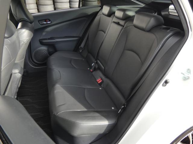 プリウス Ａプレミアム　純正９インチナビ　モデリスタフルエアロ　本革シート　社外１８ＡＷ　電動シート　シートヒーター　地デジ　Ｂモニ　ＥＴＣ　ＢＳＭ　ＨＵＤ　障害物センサー　レーダークルーズ　セーフティセンス（16枚目）