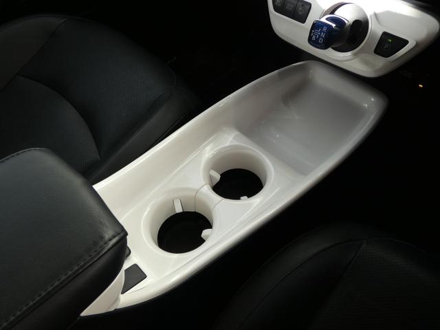 プリウス Ａプレミアム　純正９インチナビ　モデリスタフルエアロ　本革シート　社外１８ＡＷ　電動シート　シートヒーター　地デジ　Ｂモニ　ＥＴＣ　ＢＳＭ　ＨＵＤ　障害物センサー　レーダークルーズ　セーフティセンス（27枚目）