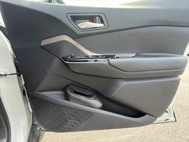 Ｃ－ＨＲ Ｇ　モード　ネロ　純正ＳＤナビ　レーダークルーズコントロール　バックカメラ　ＢＳＭ　シートヒーター　禁煙車　衝突軽減ブレーキ　Ｂｌｕｅｔｏｏｔｈ対応　フルセグＴＶ　ＥＴＣ　ＬＥＤヘッドライト　クリアランスソナー（50枚目）
