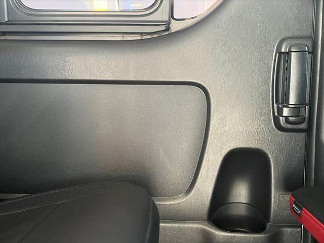 ハイエースバン ロングスーパーＧＬ　ＳＤナビ　バックカメラ　フリップダウンモニター　フロントエアロ　ＥＴＣ　リヤエアロ　１７インチアルミホイール　ローダウン　キーレス　ＭＴモード付きＡＴ　ＬＥＤヘッドライト　Ｂｌｕｅｔｏｏｔｈ　フルセグ（59枚目）