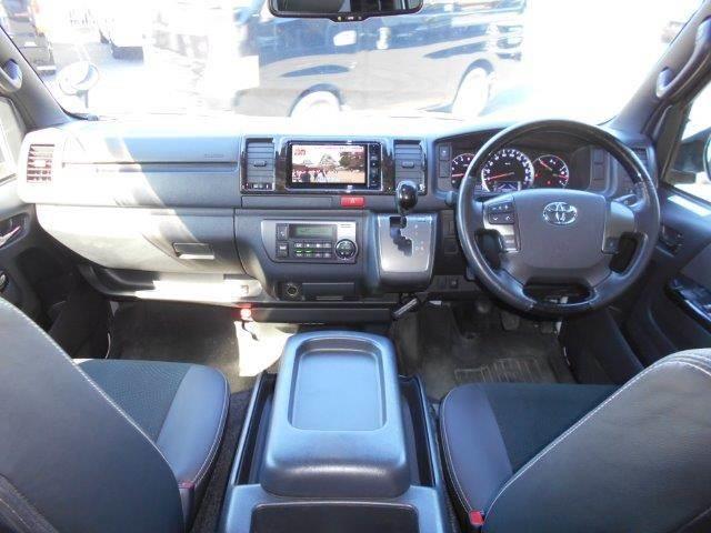 ハイエースバン スーパーＧＬ　ダークプライムＩＩ　５型セーフティセンス　メモリーナビ　バックカメラ　ワンオーナー　ローダウン　ＬＥＤヘッドライト　ＡＣ１００Ｖコンセント　デジタルインナーミラー　　Ｂｌｕｅｔｏｏｔｈ　フルセグ　ＥＴＣ　オートハイビーム（3枚目）