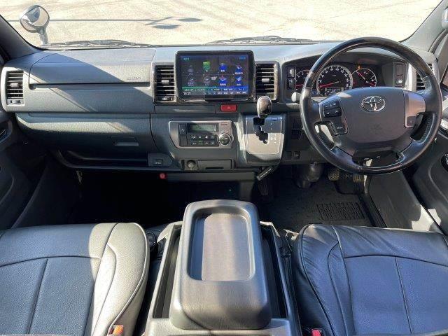 ハイエースバン スーパーＧＬ　ダークプライムＩＩ　４ＷＤ　禁煙車　衝突軽減ブレーキ　９インチフローティングナビ　ブルートゥース　地デジＴＶ　バックカメラ　両側スライドドア　電動リアゲート　ＬＥＤヘッドライト　１オーナー　スマートキー　オートハイビーム（3枚目）