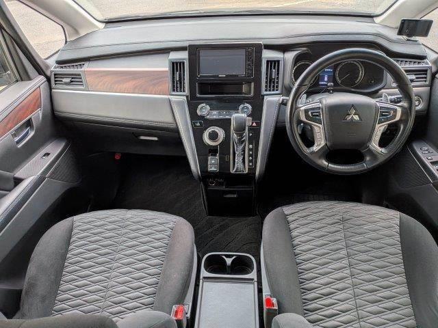 デリカＤ：５ Ｐ　４ＷＤ　ディーゼルターボ　禁煙車　全方位カメラ　両側電動スライドドア　シートヒーター　レーダークルーズ　メモリーナビ　ＬＥＤヘッドライト　電動リアゲート　衝突軽減　ブラインドスポットモニター　ＥＴＣ（3枚目）