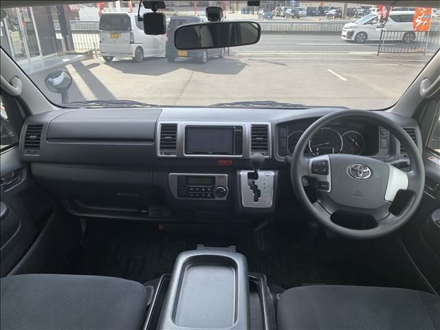 ハイエースバン ロングスーパーＧＬ　ディーゼルターボ　禁煙車　ＳＤナビ／ＴＶ　バックカメラ　ブルートゥース　ＥＴＣ　スマートキー　両側スライドドア　オートエアコン　ミュージックサーバー　丸目ヘッドライト　社外グリル　ドライブレコーダー（3枚目）