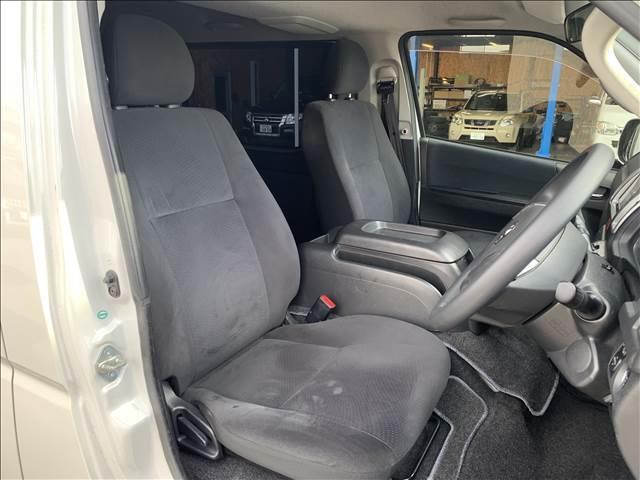 ハイエースバン ロングスーパーＧＬ　ディーゼルターボ　禁煙車　ＳＤナビ／ＴＶ　バックカメラ　ブルートゥース　ＥＴＣ　スマートキー　両側スライドドア　オートエアコン　ミュージックサーバー　丸目ヘッドライト　社外グリル　ドライブレコーダー（7枚目）