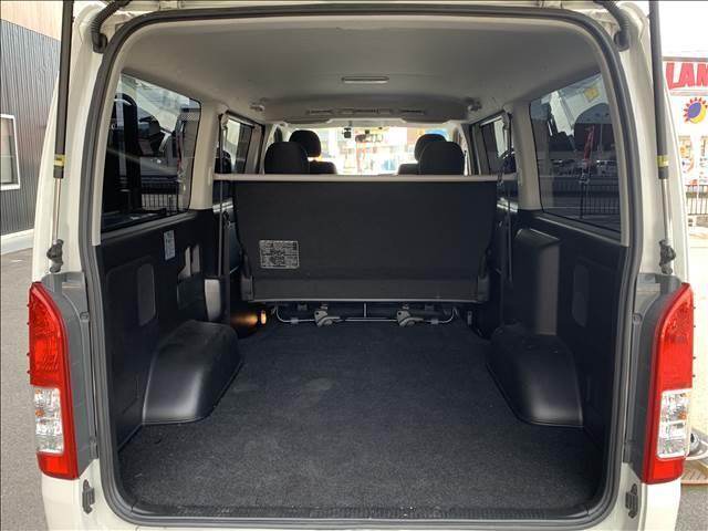 ハイエースバン ロングスーパーＧＬ　ディーゼルターボ　禁煙車　ＳＤナビ／ＴＶ　バックカメラ　ブルートゥース　ＥＴＣ　スマートキー　両側スライドドア　オートエアコン　ミュージックサーバー　丸目ヘッドライト　社外グリル　ドライブレコーダー（9枚目）