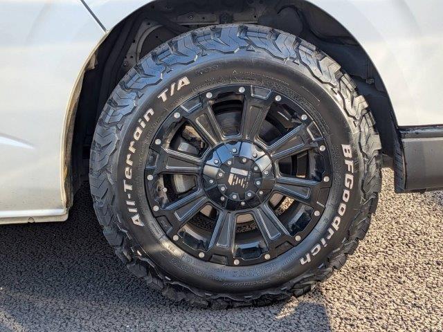 ハイエースバン ロングスーパーＧＬ　ディーゼルターボ　禁煙車　ＳＤナビ／ＴＶ　バックカメラ　ブルートゥース　ＥＴＣ　スマートキー　両側スライドドア　オートエアコン　ミュージックサーバー　丸目ヘッドライト　社外グリル　ドライブレコーダー（13枚目）